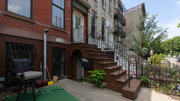 Rented by Nooklyn NYC LLC | media 21