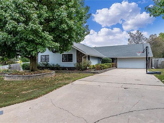 3rd image of 601 S Chateau Dr