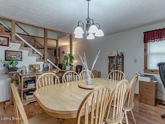 5th image of 136 Oakridge Dr