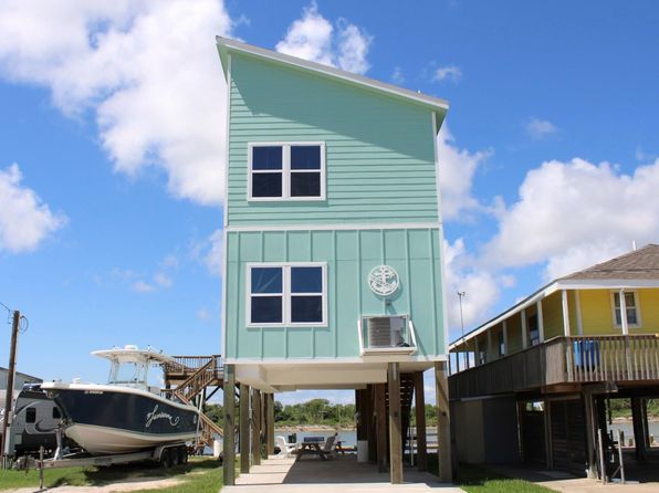 438 Saint Marys Slough Dr, Matagorda, TX 77457