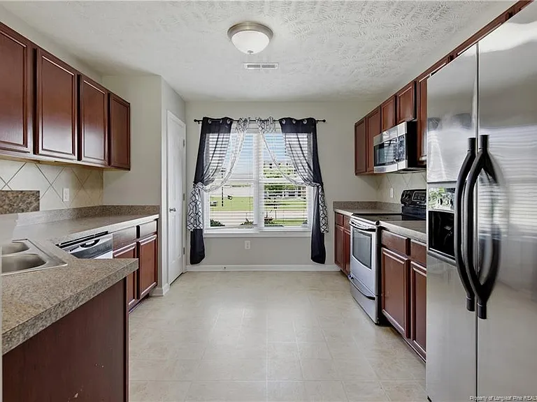 142 Collinwood Dr — Photo 10