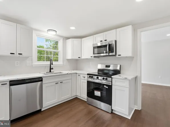 735 Palmer Dr, Herndon, VA 20170