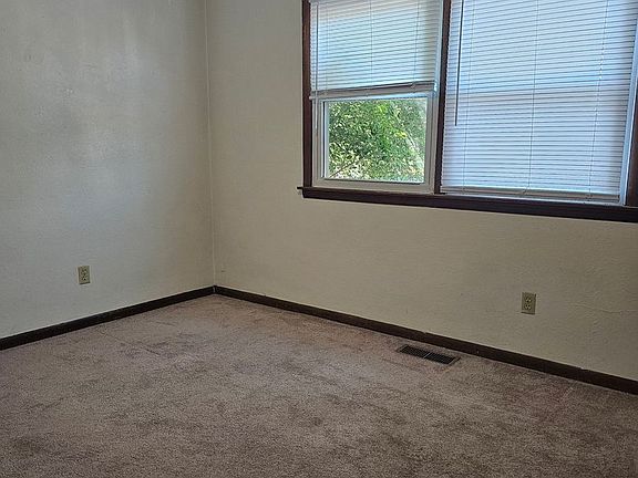 3rd image of 824 6th St #7
