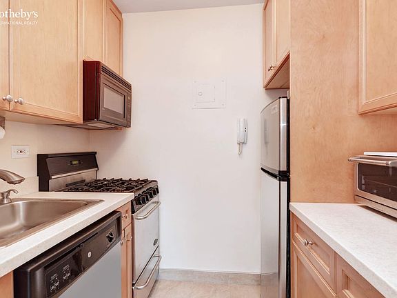 5th image of 201 W 21st St APT 9J