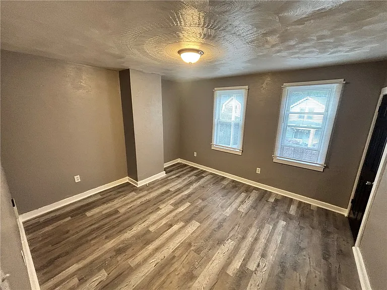 327 Mathews Ave — Photo 9