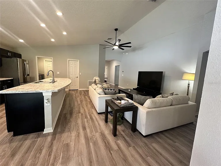 6911 Gideon Cir — Photo 4