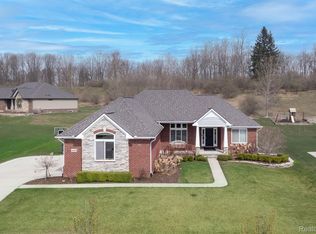 1399 Glass Lake Cir, Oxford, MI