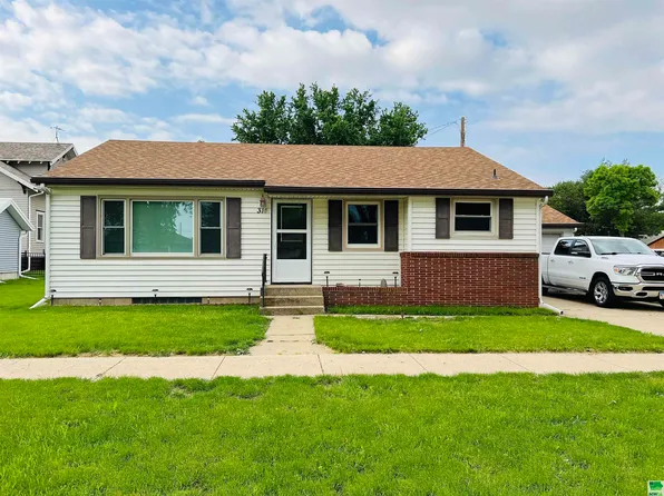 314 4th St NW, Le Mars, IA 51031