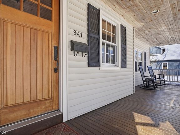 4th image of 941 Harding St