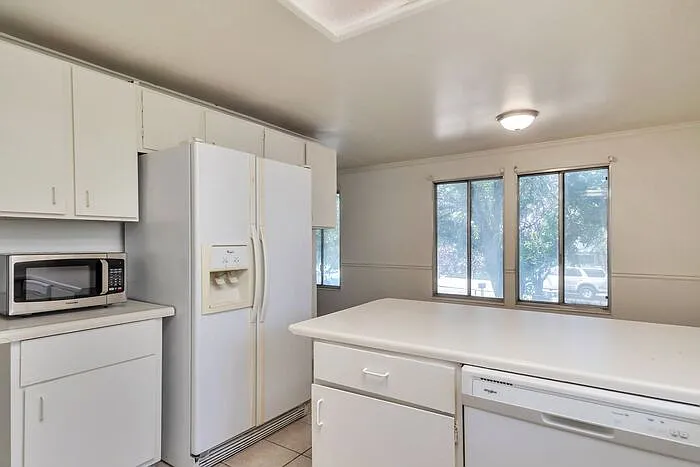 4 bed, 2.0 bath, 1758 sqft, $2,200 — Photo 4