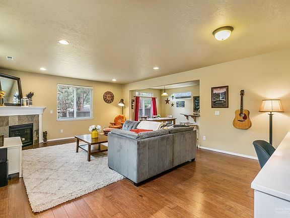 3rd image of 61162 Snowbrush Dr