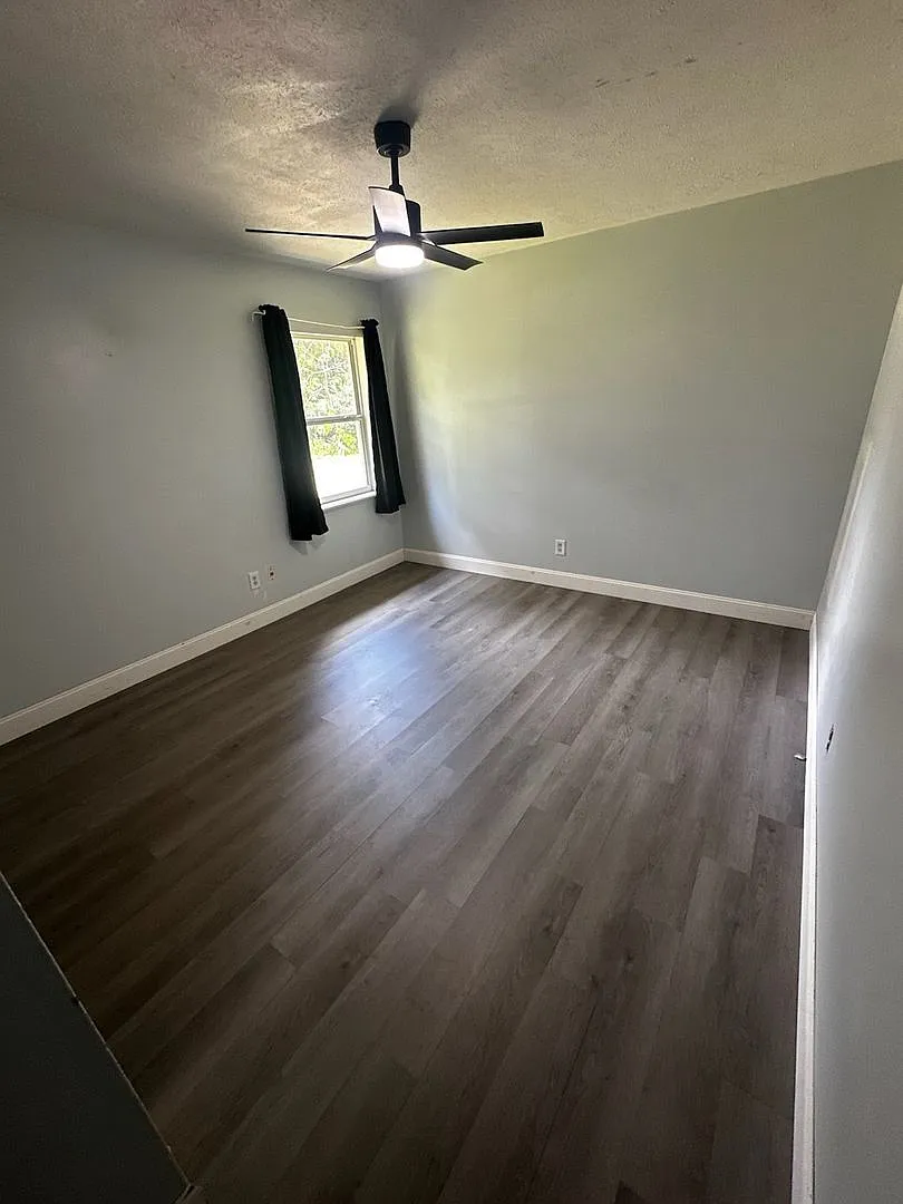 Cozy & Convenient 2 Bedroom, 1 Bath Duplex with Large Yard & Deck — Photo 4