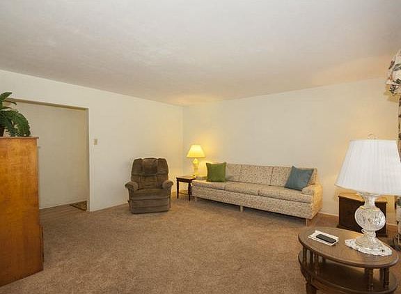 4th image of 762 Carriage Ln
