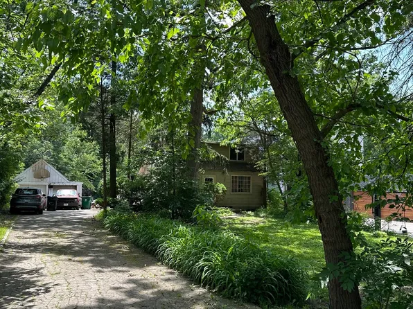 11407 Hiawatha Ln, Indian Head Park, IL 60525