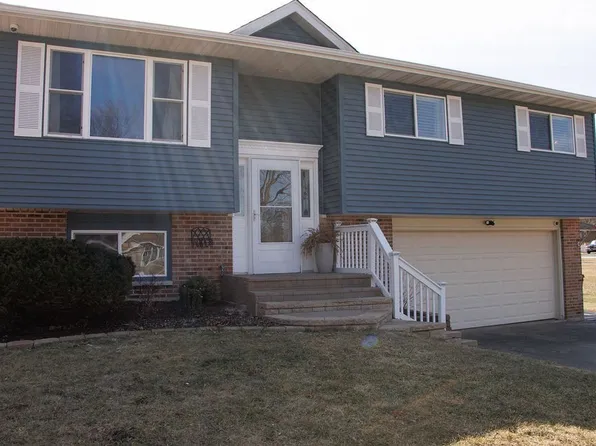 8415 Richmond Rd, Wonder Lake, IL 60097