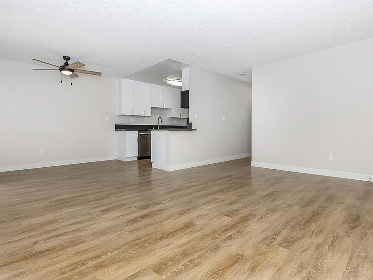 Hollister Creek Apartments — Photo 10
