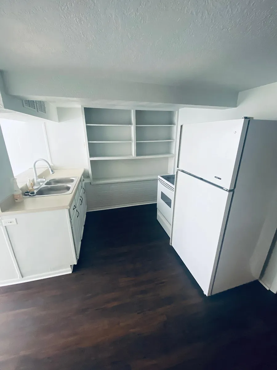 Kitchen - 511 W Apache St