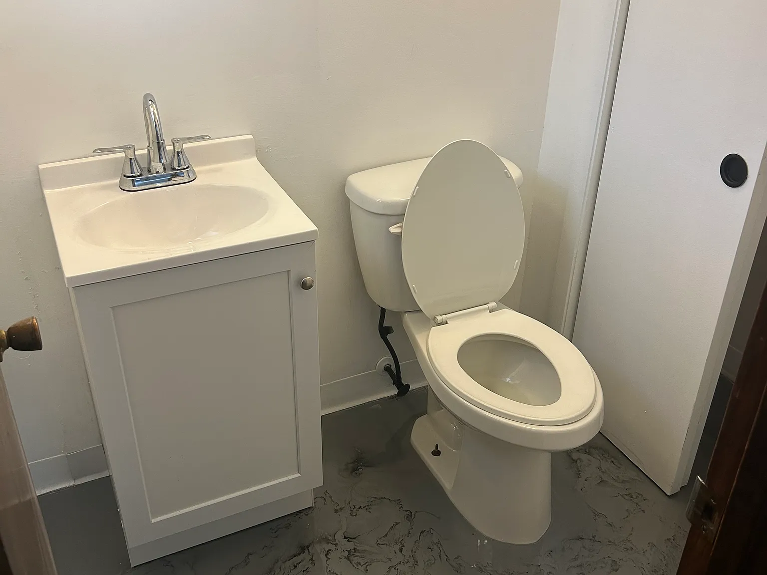 Beautiful move-in ready tri level home — Photo 3