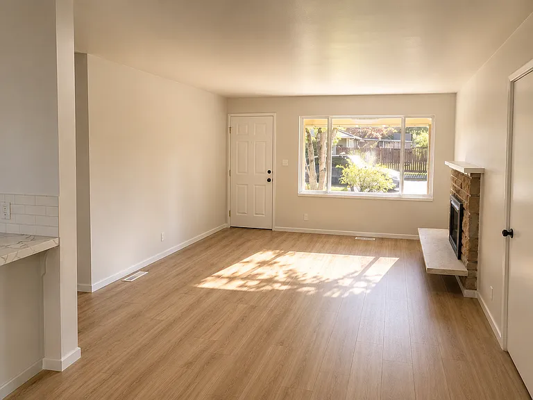 1008 Anacortes Ave NE — Photo 3