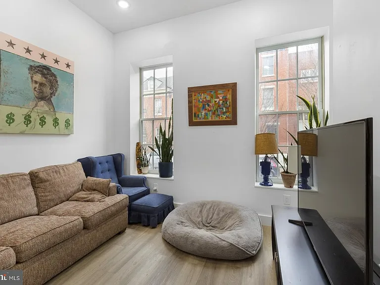212 Catharine St #1 — Photo 6