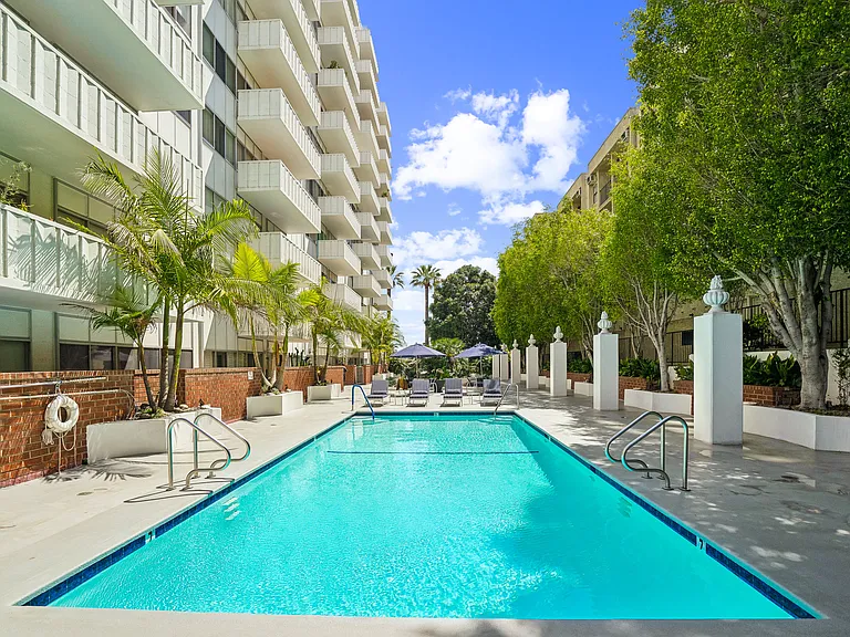 7135 Hollywood Blvd — Photo 18