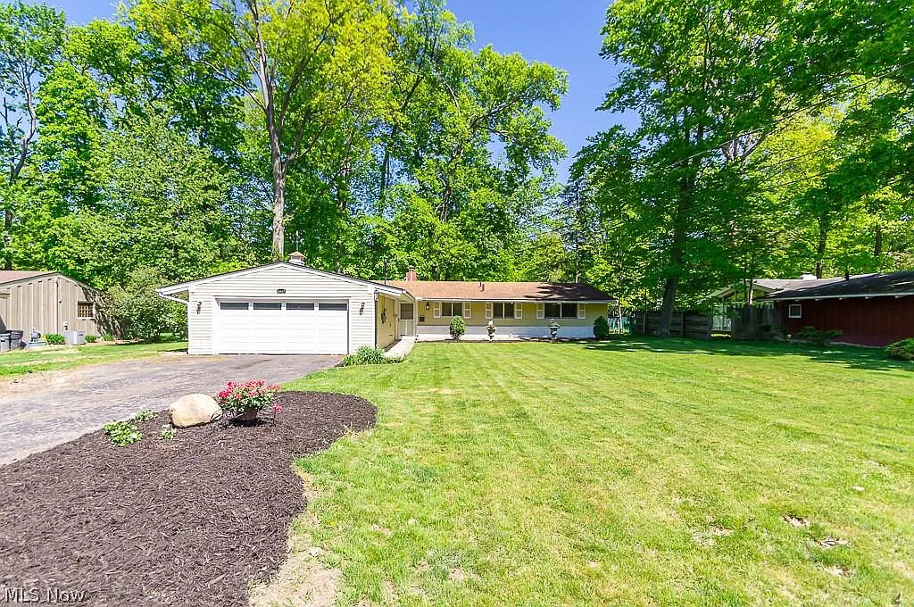 2427 Beechwood Dr photo 1