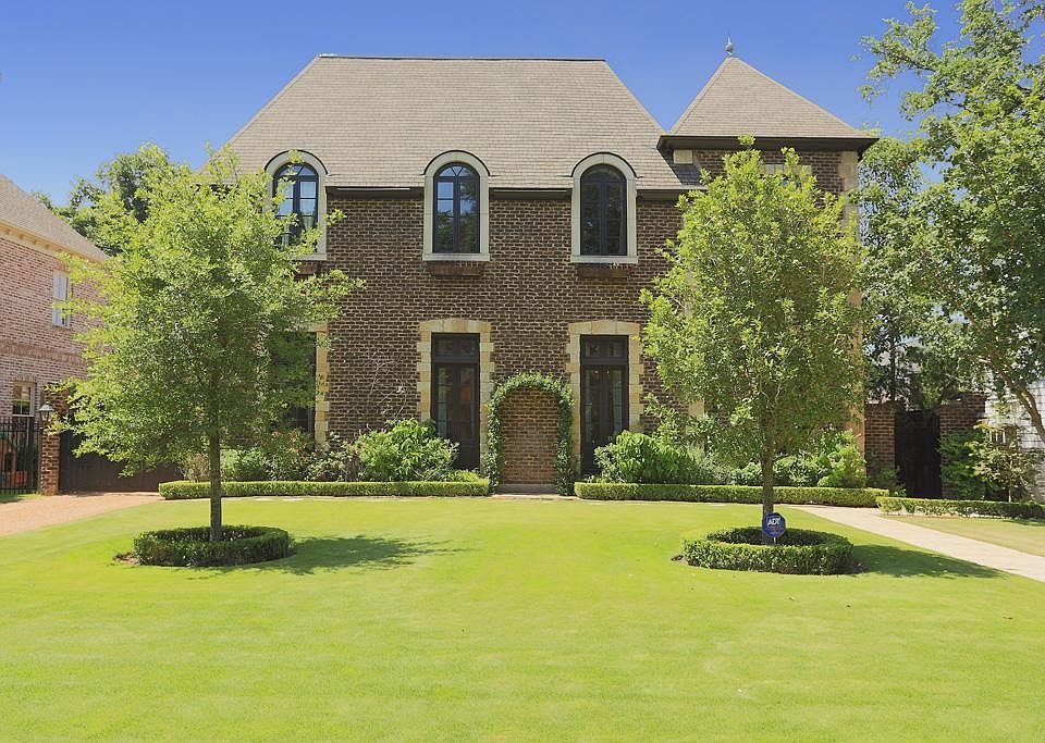 3050 Reba Drive was custom built in 2005. Lush landscaping filled with climbing roses surrounds the 