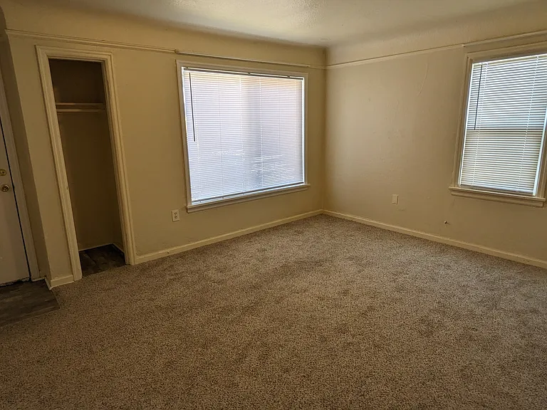 1066 Howard St SE — Photo 2