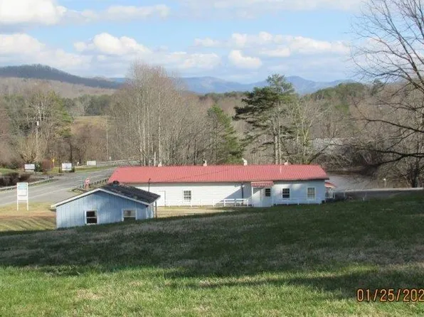 8 Chatuge Village Cir, Hayesville, NC 28904