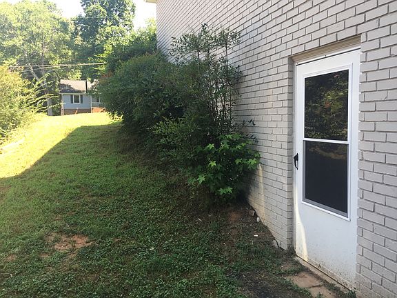 5th image of 3065 Dover Ln NW