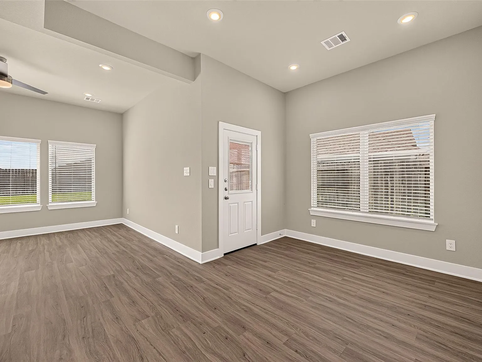 4 bed, 2.5 bath, 1900 sqft, $3,000 — Photo 2