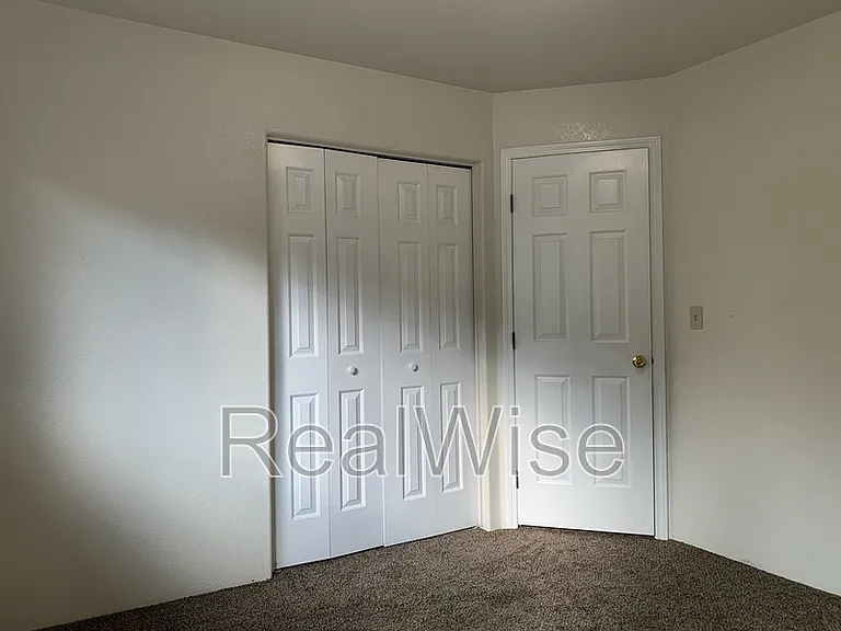 249 SW Rogue River Ave #D — Photo 8