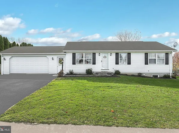 11 Corey Ln, New Oxford, PA 17350