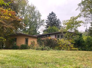 6888 W Dartmoor Rd, West Bloomfield, MI 48322