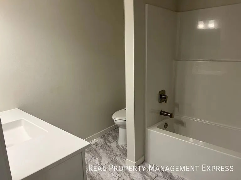 5516 S Huntwood Ave — Photo 14