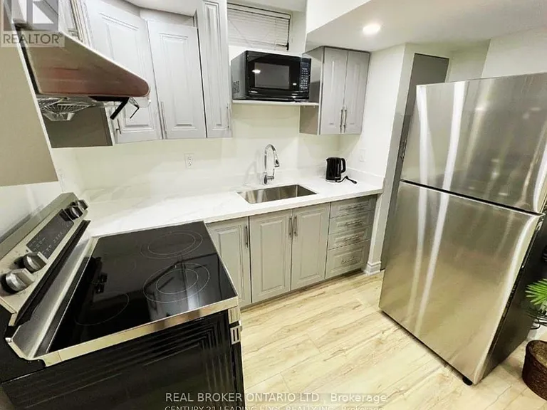 70 Campwood Cres — Photo 4