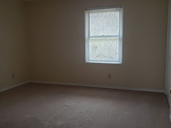 5th image of 160 E Kennedy Ct