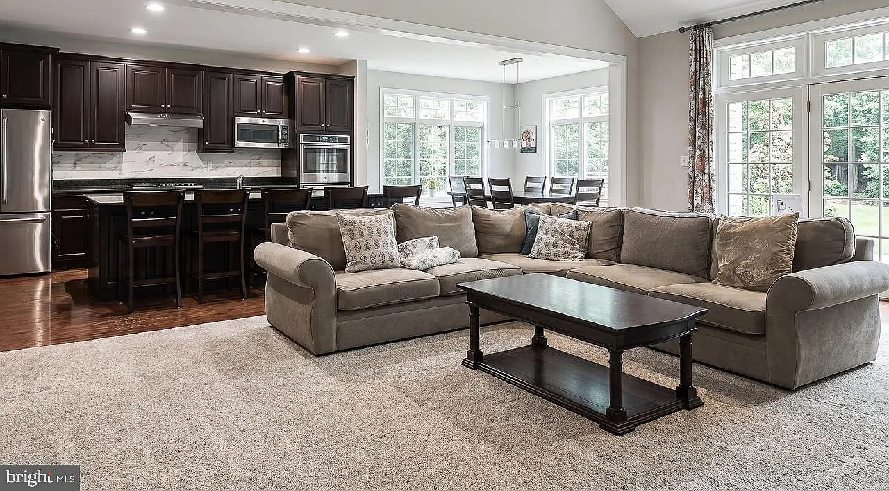 5 bed, 5.5 bath, 5050 sqft, $9,500 — Photo 4
