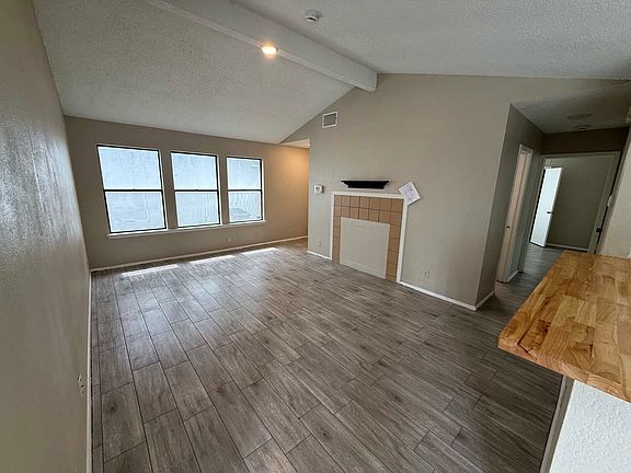 4th image of 1204 Greenbriar Loop