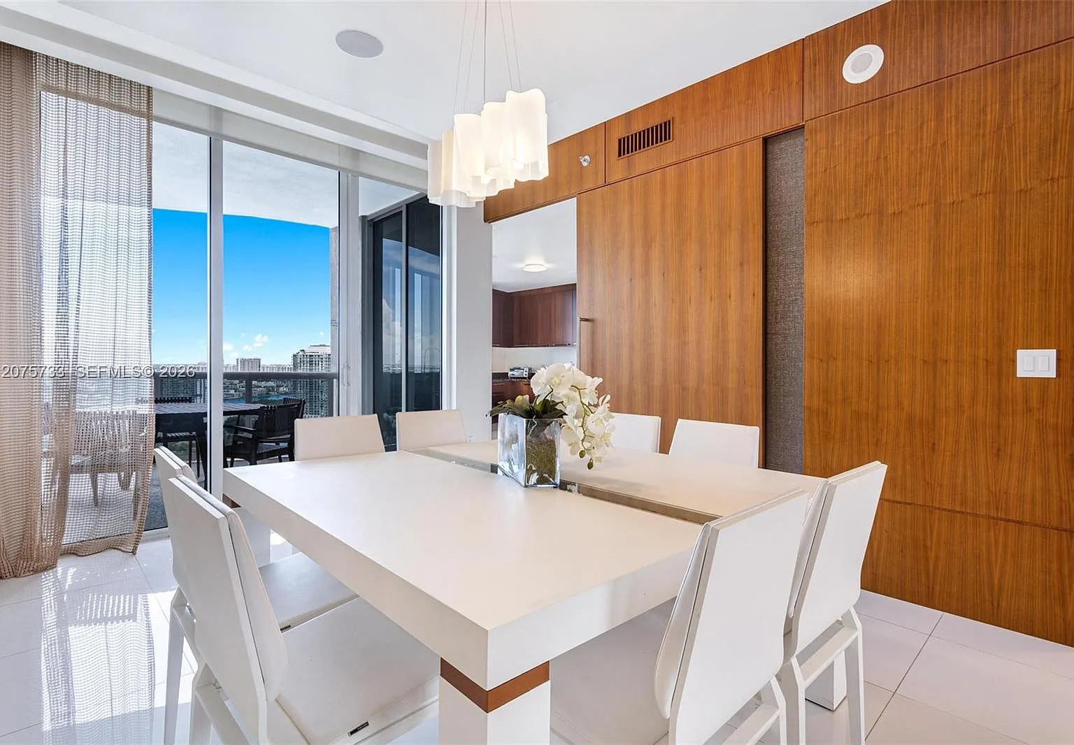 Tdr Tower I Condo — Photo 3
