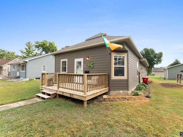 104 N 5th St, Beresford, SD 57004