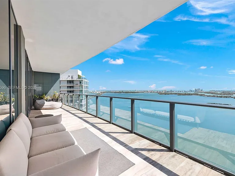 650 NE 32nd St #Penthouse 5201 — Photo 6
