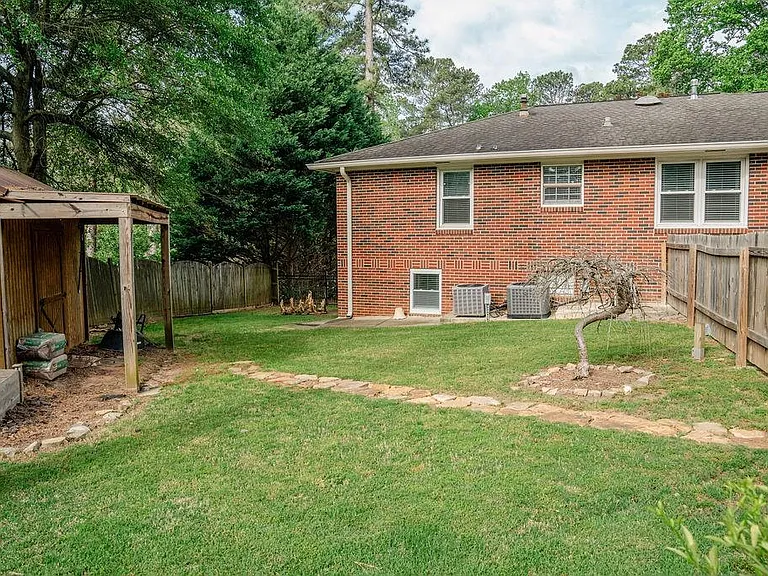 2331 Robin Ln SE — Photo 38