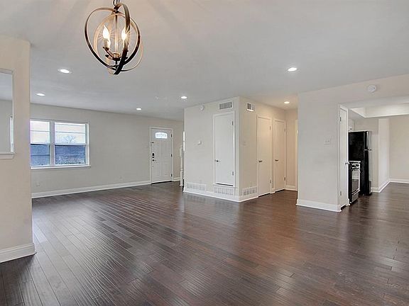 4th image of 2968 Golfing Green Dr