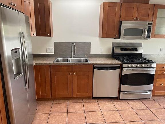 4th image of 169 Farnum St