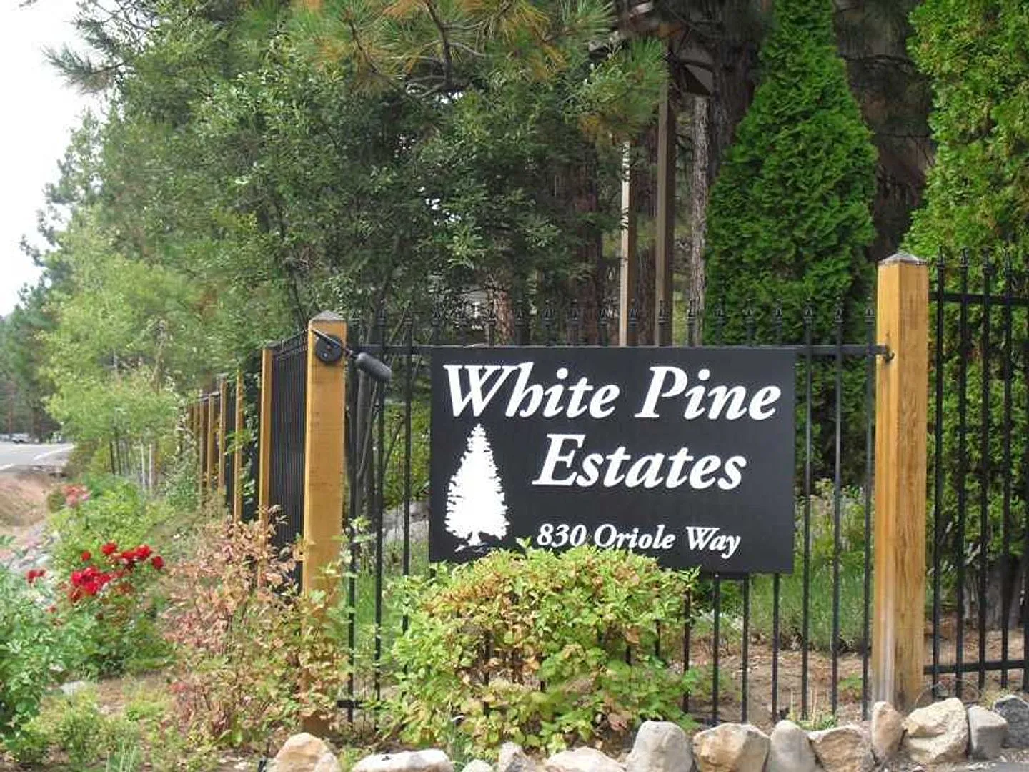 4 Bedroom with a Garage! — Photo 2