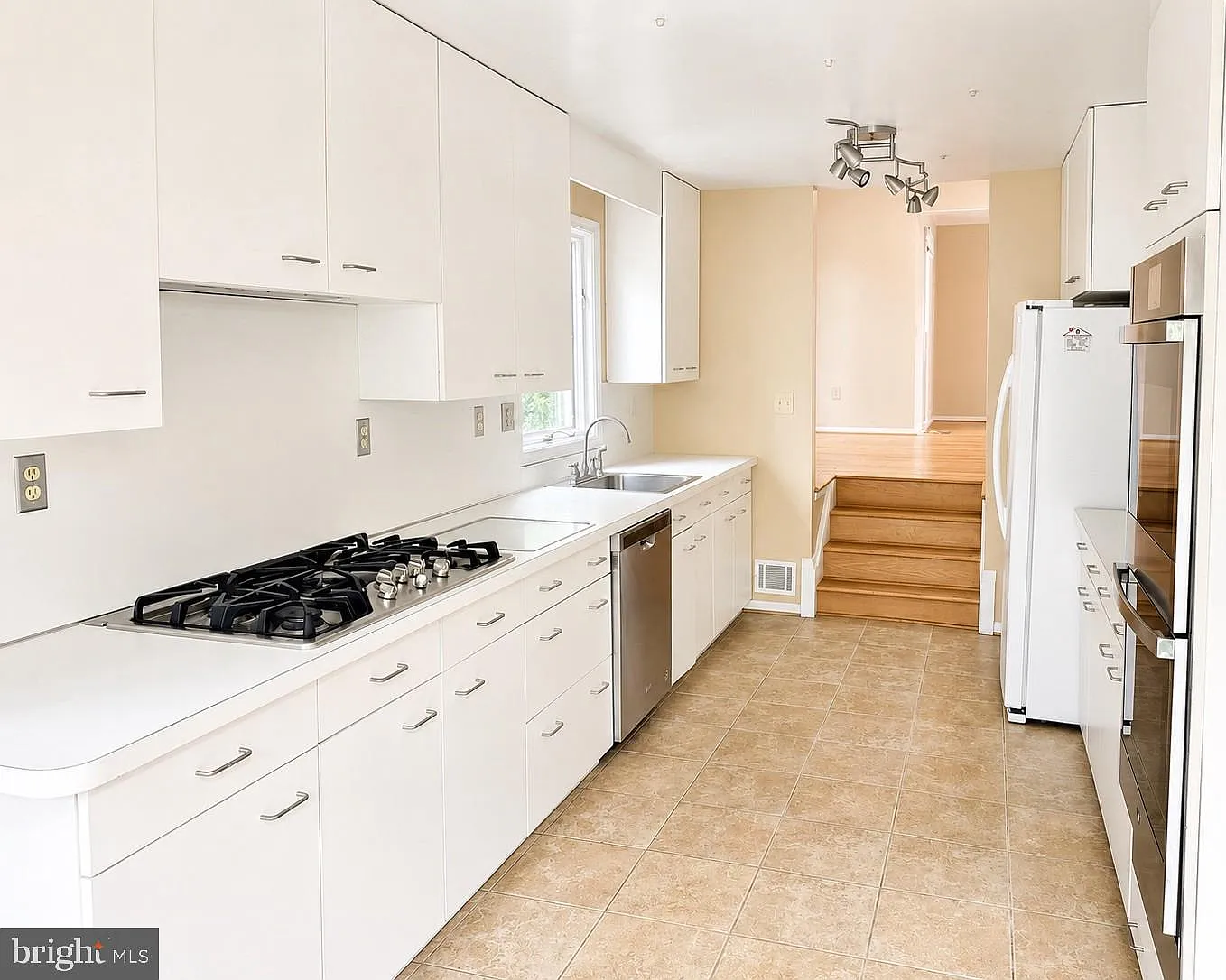 5 bed, 3.5 bath, 2674 sqft, $4,600 — Photo 4