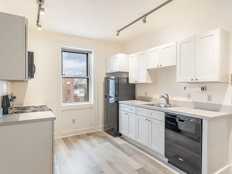 68 Pleasant St #3 — Photo 7