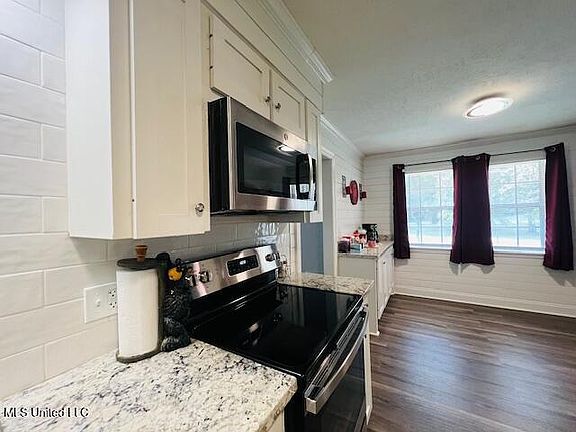 5th image of 306 E Court Ave