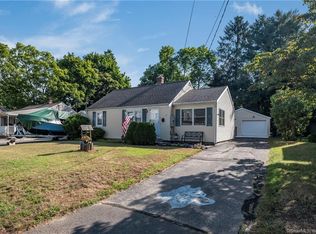 34 Grove St, Clinton, CT 06413